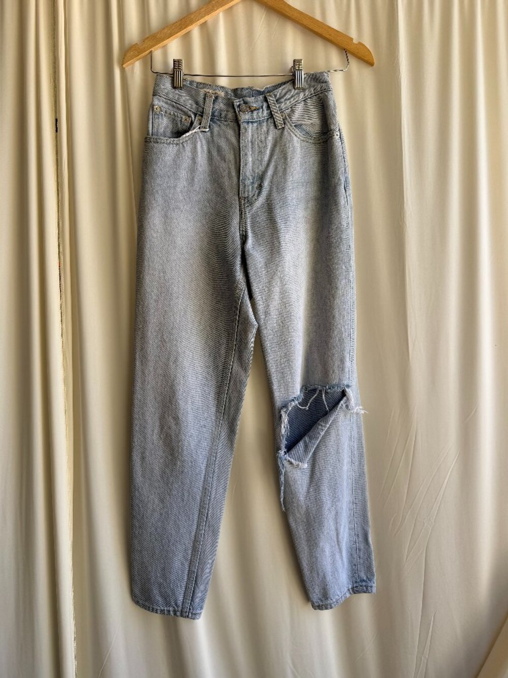 Levi's Distressed Light Wash High Rise Mom Jeans Size W25